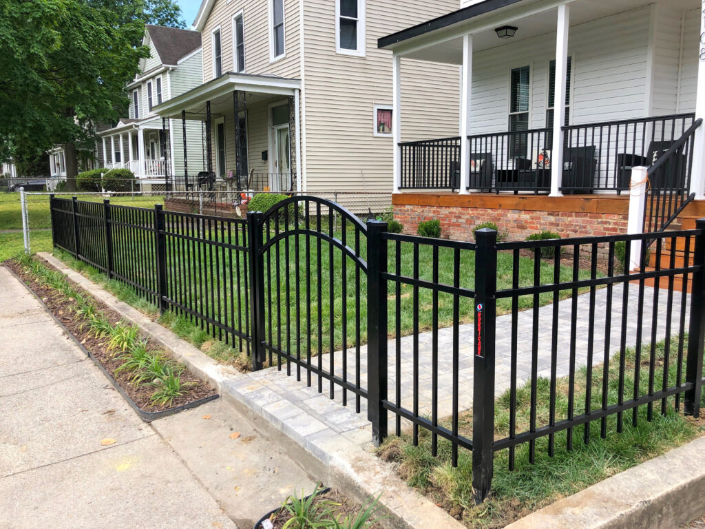 why homeowners are choosing aluminum fencing over wood